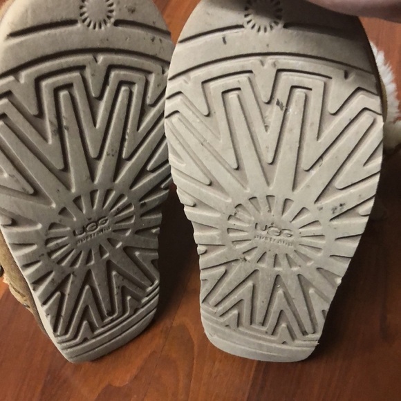 UGG Star Studded Short Sheepskin Kids Boots - Picture 11 of 12